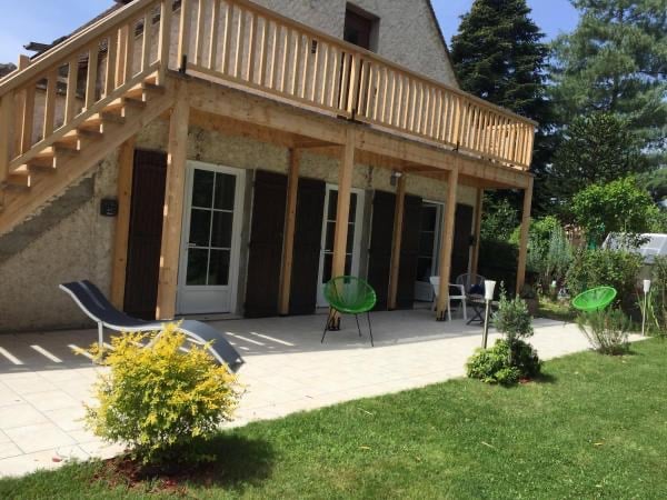 terrasse devant l'entrée des chambres d'hôtes de germigny-des-prés