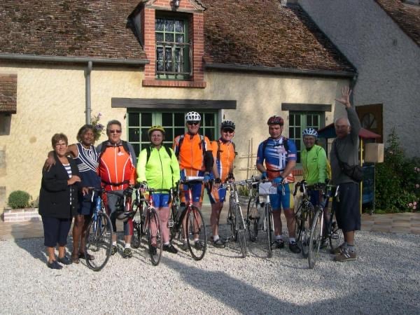 cyclistes sur le circuit de la Loire à vélo en étape à la maison d'hôtes de marie et laurent KOPP à germigny-des-prés