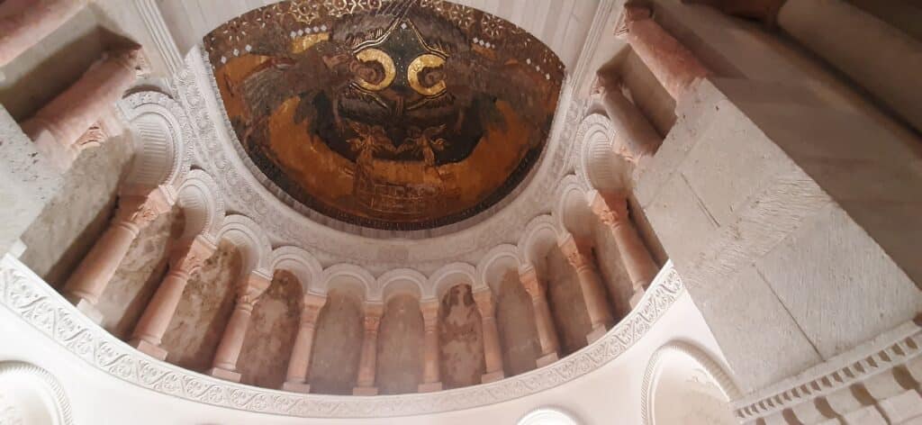 mosaïque de l'arche d'alliance dans l'abside est de l'oratoire carolingien de germigny-des-prés batit par théodulphe missi dominici de charlemagne